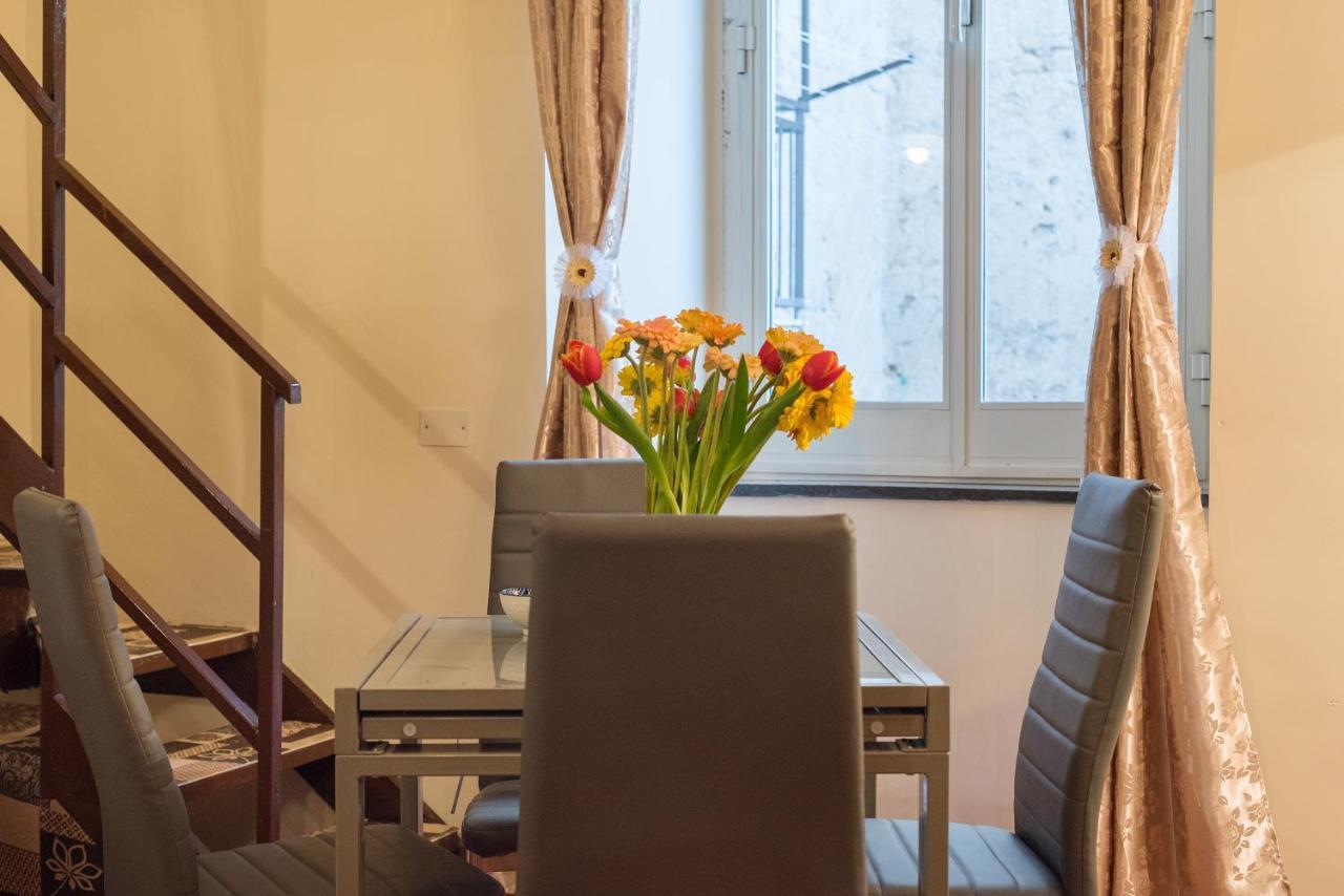 Centro, A Windows On The Monuments Appartement Napels